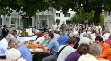 Ökum. Gottedienst 2007 auf dem Dorfplatz Luterbach - hier mit dem "Unser Vater" gesungen 